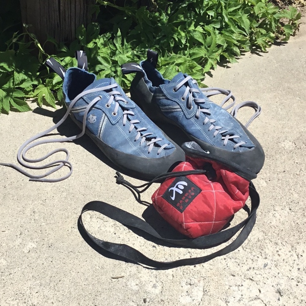 Men’s Climbing Shoes with Chalk Bag